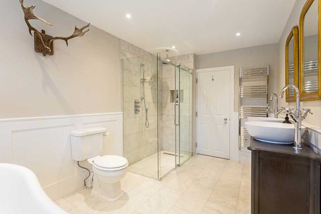 Bathroom with frameless walk-in shower – Star Design Solutions
