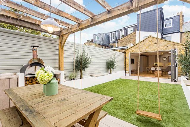 Garden pergola with outdoor dining area – Star Design Solutions