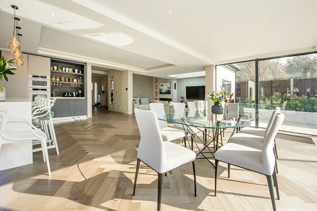 Open-plan dining area with full-height glazing – Star Design Solutions